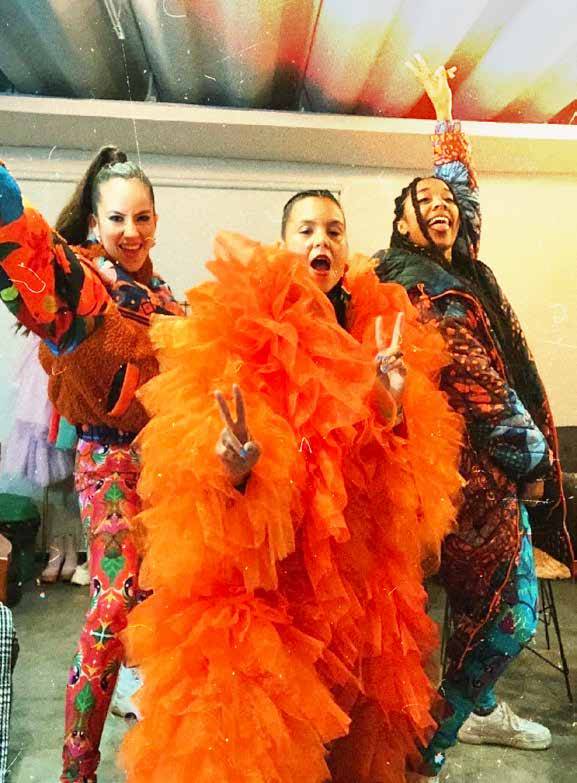 Lafér con vestuario de plumas en concierto